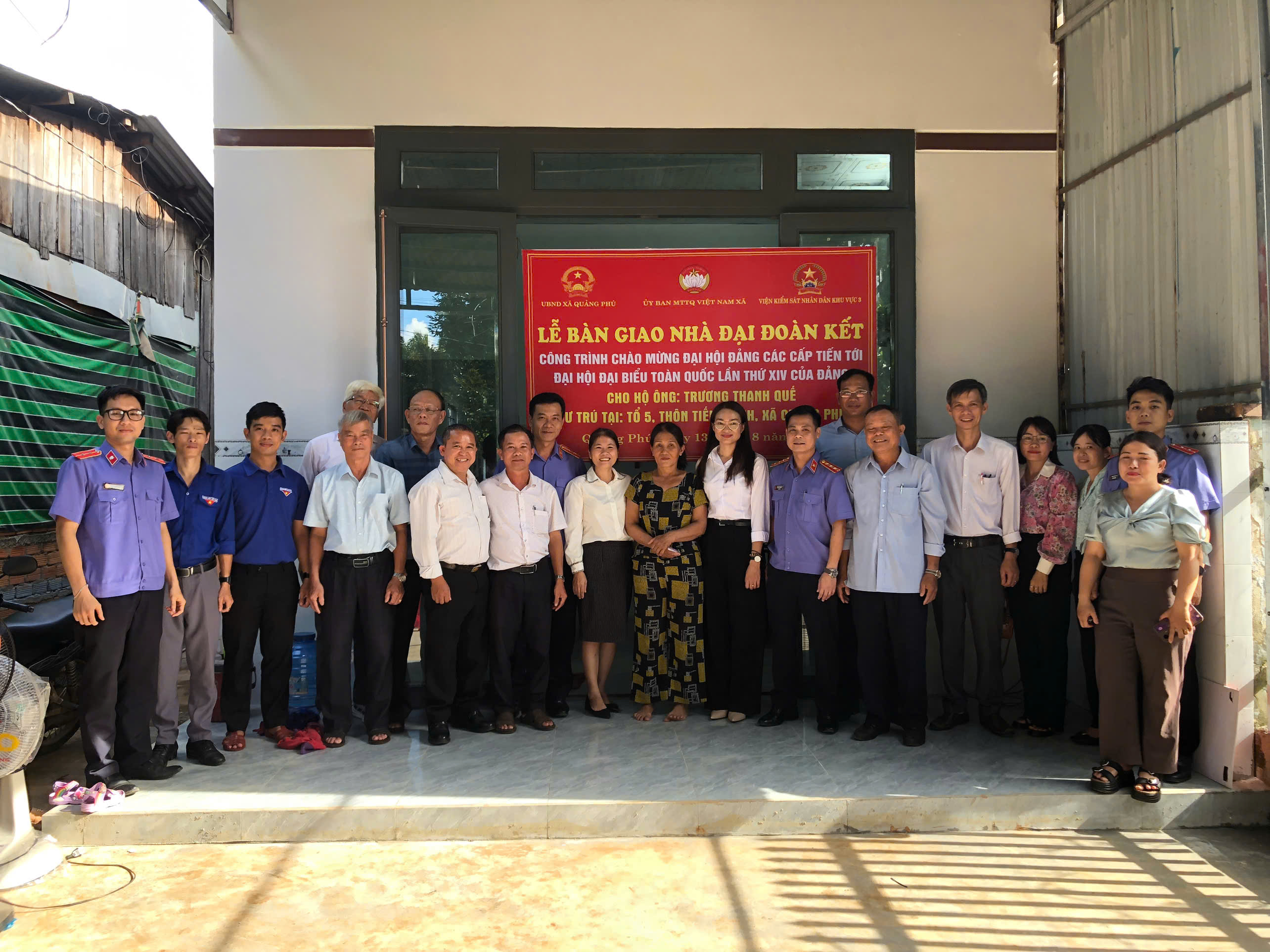 các đại biểu chụp hình lưu niệm